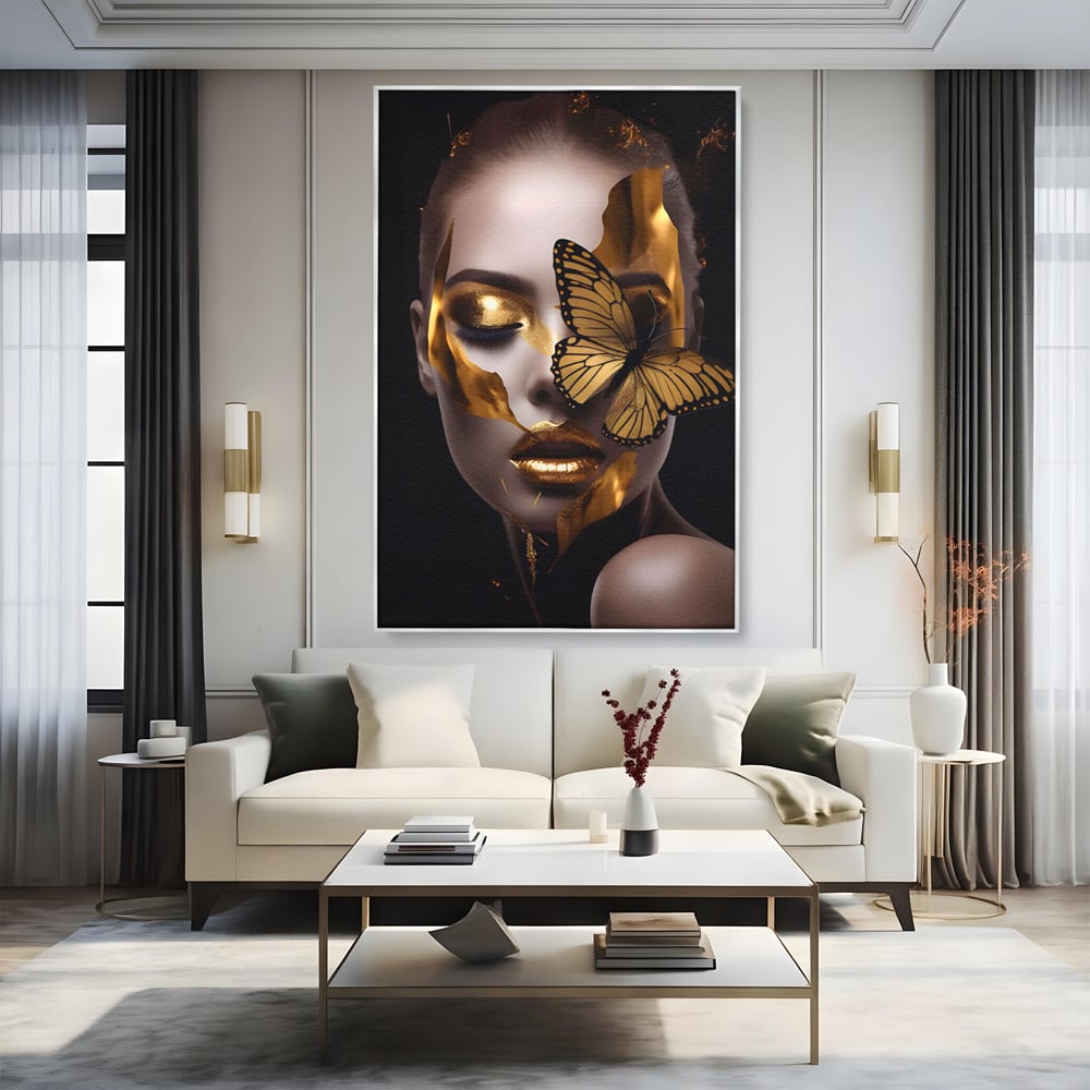 Tablou canvas cu tablou canvas cu portret de femeie si fluture auriu, in rama de aluminiu argintiu, pe perete intr-un living